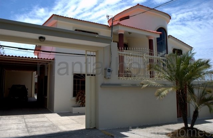 Casa de tres pisos con muebles